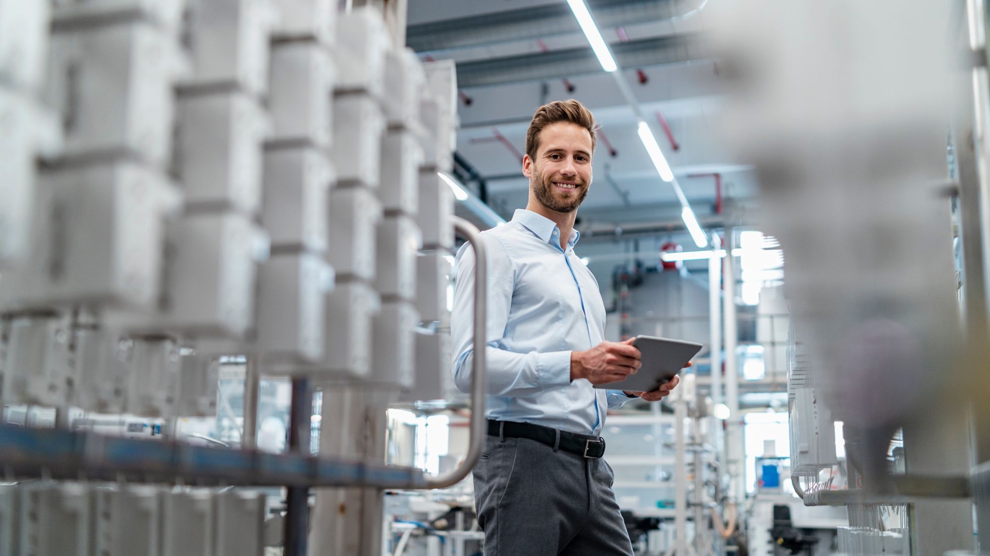 Mann mit Tablet - Industrie - Self-Service